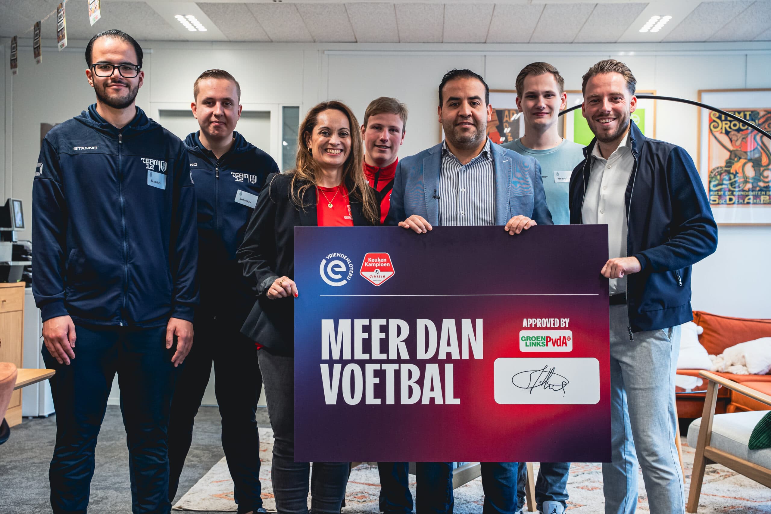 Cover Image for Deelnemers maatschappelijke programma’s overhandigen Impactrapport 24/25 aan Mohammed Mohandis