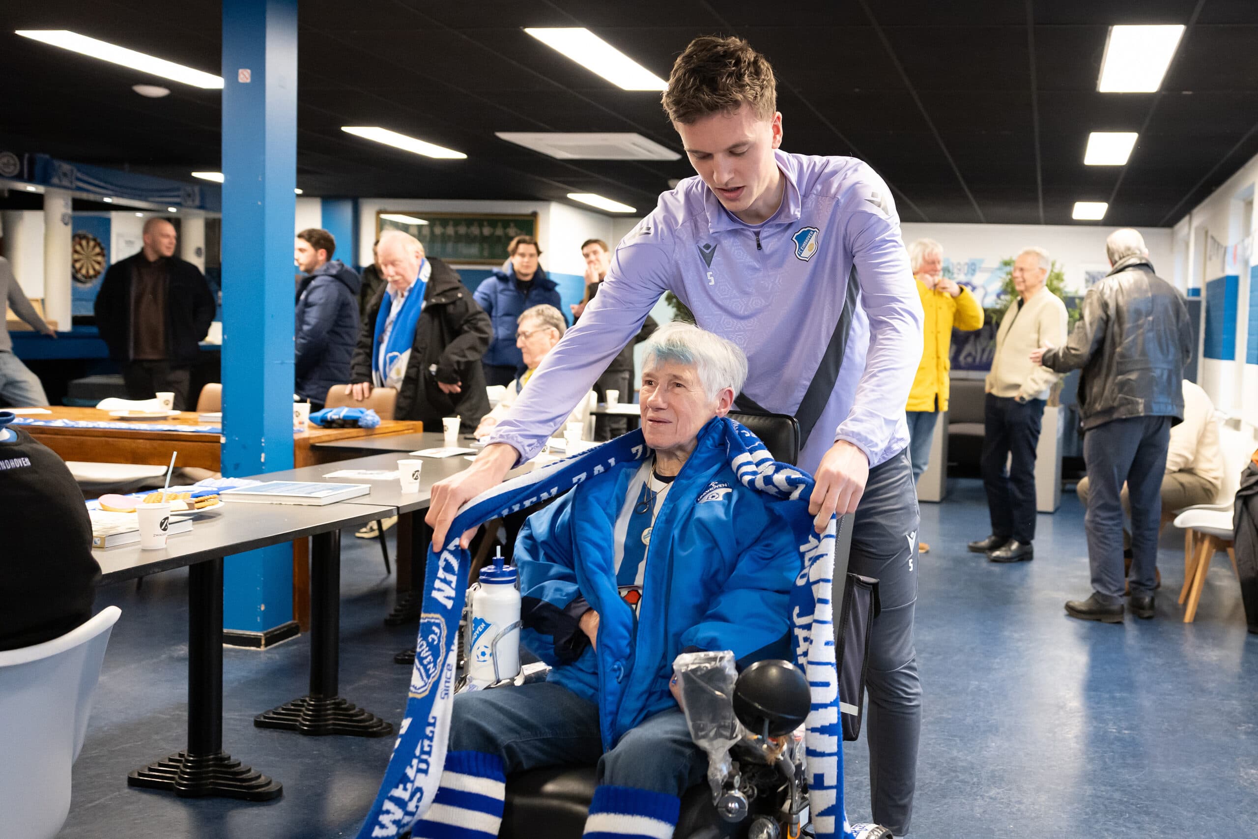 Cover Image for Voetbal Geeft: Superfan Henny keert terug op de tribune bij FC Eindhoven